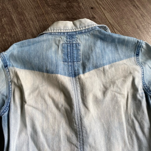 American Eagle 100% cotton pearl like button up denim shirt. Factory distressed - Picture 7 of 9